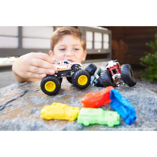 Hot Wheels Monster Trucks 1:64 4-Pack Assortment, Multipack of Toy Trucks with Giant Wheels & Cool Designs, Gift for Kids 3-6 Years (FYJ44) - Image 2
